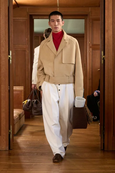 Look 16